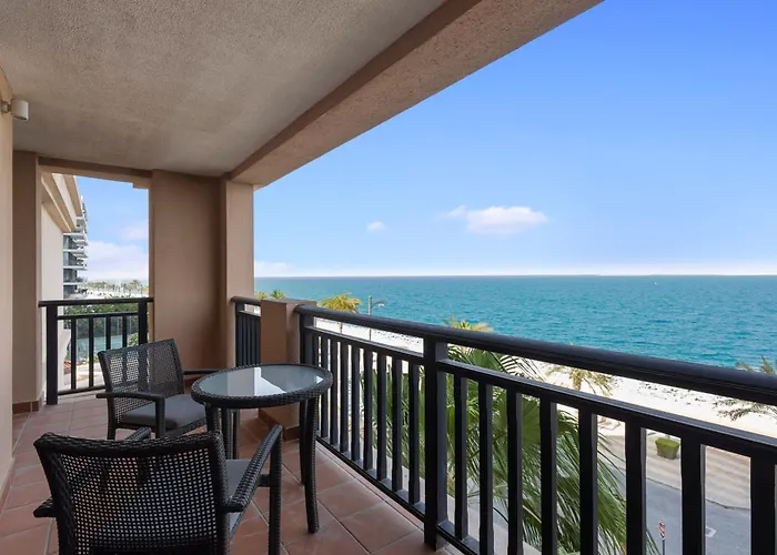 Chic 2Br Apartment With Spectacular Sea Views