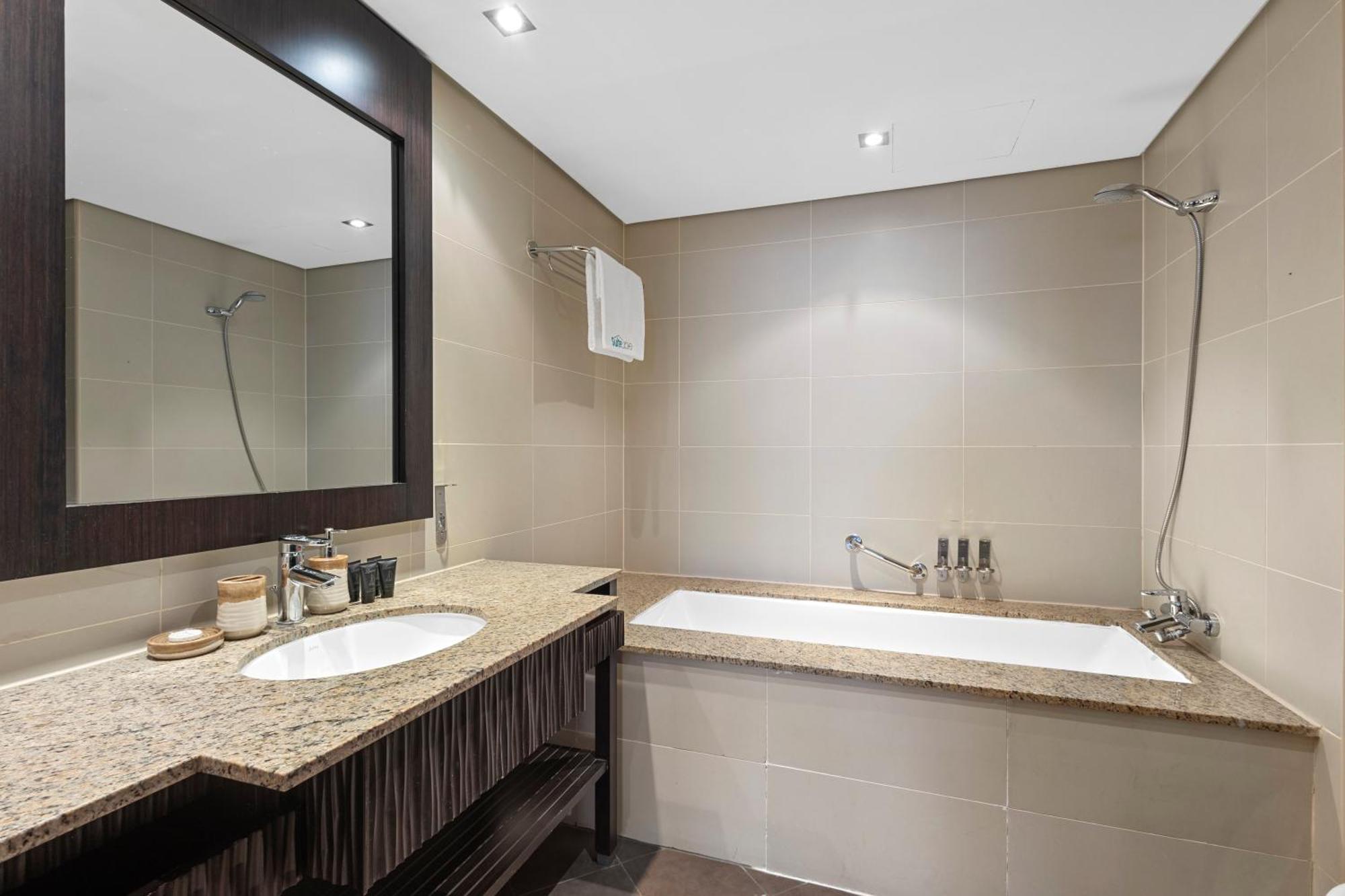 Apartment Chic 2br With Spectacular Sea Views